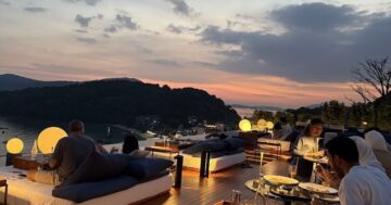 AKOYA|Star Lounge: платный вход и депозит 2000฿ но вид на закат и DJ делают вечер особенным — когда приходить и чего ожидать от цен и сервиса