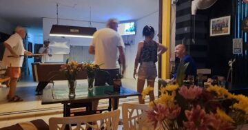 Почему местные предпочитают We Bar Chalong в Чалонге: холодное пиво, недорогие напитки, бесплатная еда иногда и четверговые турниры по пулу