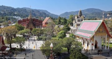 Wat Karon: реальная картина рынка — работает во вторник и пятницу с 12 до 22, многолюдно, дешёвая еда ниже пляжных цен, насекомые деликатесы, торг редок