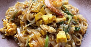 Почему Mona’s Kitchen Chalong с почти идеальным рейтингом и всего тридцать отзывов скрывает семейные рецепты из Чиангмая, протеиновые смузи и выгодные цены