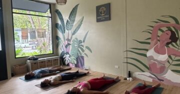 Anahata Yoga Studio в Чалонге Пхукета: почему местные хвалят утренние и вечерние классы за выравнивание, поддержку и умиротворённость