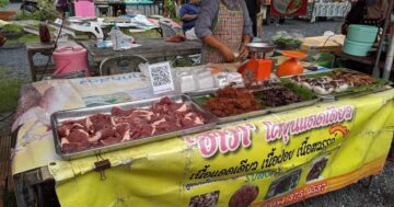 Kamala Farmers Market в Камале — уютное вечернее место три раза в неделю для свежих фруктов, соков и уличной еды до восьми вечера