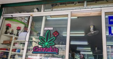 นิวฟาร์มาซี2 Newpharmacy2 в Пхукете — фаворит туристов и местных за дешёвые лекарства, недорогую косметику и вежливое обслуживание с английской поддержкой