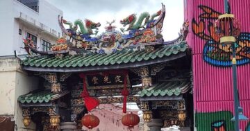 San Chao Saengtham в Phuket Old Town — скрытый китайский храм, который туристы часто пропускают, тихое место для фото и благословений