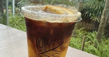 Ketho Coffee & Kitchen в Пхукете выглядит кидфрендли, но родители в отзывах рассказывают о сухих блюдах, холодных напитках, невежливом сервисе и громкой музыке