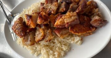 Crispy Pork Ji Hong в Пхукете: недорого, с мишленовским намёком и толпами местных — честно, только хрустящая свинина спасает меню; берите с чили и бульоном