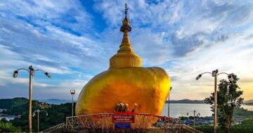 พระธาตุอินทร์แขวนจำลอง в Пхукете — подъём на машине и парковка у вершины, немного потертый бирманский храм, идеальный закат и лежащий Будда для медитации