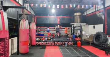 Uppercuts Muay Thai Phuket — маленький зал‑находка с англоязычными тренерами, индивидуальные и групповые занятия по разумной цене, ежедневно 7:00–19:00