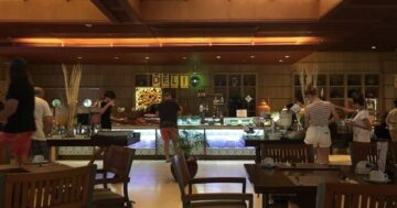 The Cove на пляже: хорошая еда и внимательный персонал, но гриль‑вечера — семейная ловушка с медленной подачей, пустыми блюдами и неоправданно высокой ценой для родителей