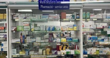 Аптека Eve pharmacy в Karon: туристы хвалят на английском говорящую владелицу и её советы по солнцезащите и бальзамам, но есть критика
