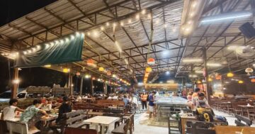 Выглядит как бюджетный буфет с приветливым персоналом, но ловушка реальна: цена на входе меняется, напитки доплачивают, а морепродукты часто мелкие или несвежие