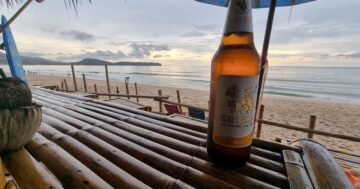 Anna Bar on the Beach на Bang Tao Beach — семейный пляжный бар с хозяюшкой Анной, чья тёплая гостеприимность и домашние коктейли превращают гостей в друзей