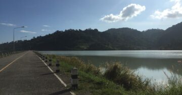 Chalong Dam тихое водохранилище в гуще города — секретное место для рассвета, ровных прогулок и спокойного выгула собак, которое удивляет посетителей