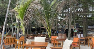 Smigo’s Bar & Restaurant в Пхукете — пляжные закаты, крепкие коктейли и зрелищное огненное шоу в 19:00, превращающее вечер в незабываемое событие