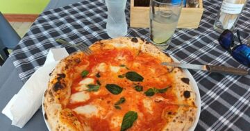 Pizzeria Da Moreno Patong разоблачаю: отличный персонал и пицца, но с детьми берите только пиццу, остерегайтесь мокрых гарниров и платы за карты