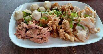 В одном месте божественный вкус как в Бангкоке и отвратительно полусырая лапша с запахом — почему гости либо в экстазе, либо в ярости в ก๋วยเตี๋ยวเรือป.ประทีปภูเก็ตสาขากะตะ