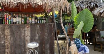 Aotto Beach Bar в Kamala Beach — уединённое убежище для спокойного заката, где гости возвращаются за домашней атмосферой, дружелюбным персоналом и свежими коктейлями