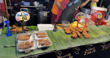 Почему местные предпочитают Friday night market у Lotus: компактный и полный острых уличных блюд, киоски появляются к вечеру, туристы мимо проходят