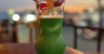 Russell Sunset Bar в Панва Пхукет: уютный скрытый бар у воды с потрясающим закатом, дружелюбной командой Russell и Arissa, отличной музыкой и приятными ценами