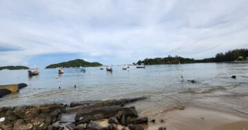 Ao Makham Bay — когда вода уходит и пляж превращается в царство крабов, почему лучше идти днём, где швартуются лодки и зачем брать акваобувь
