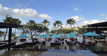 Edge Beach Club Pullman Panwa Phuket: вкусная еда и вид у бассейна, но отзывы предупреждают о медленном обслуживании и нерезервируемых грязных лежаках