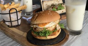 Chom Talay в Mandarava: один визит обслуживают как будто вас забыли и порции крошечные, другой — еда шикарна, вид завораживает и персонал спасает вечер