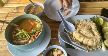 Анализ отзывов выявил пляжный секрет: место с настоящим местным вайбом, выдающимися салатами и непоследовательностью в морепродуктах при завышенных ценах