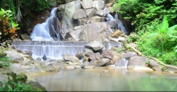 Kathu Waterfall на Пхукете — потрясающая природа и удобный доступ, но реальное впечатление портят толпы и мусор, приезжайте рано или в будни