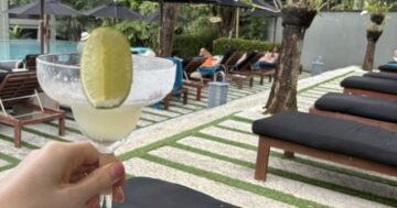 M BAR в Pullman Phuket — adults only оазис у бассейна с плавающими ламами, острые мексиканские блюда и фирменные маргариты для идеального отдыха
