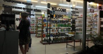 Bangtao Pharmacy — аптека с русскоговорящим персоналом и подробными русскими описаниями лекарств, где туристы получают понятные советы и заботливое обслуживание