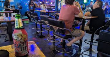 Bar With No Name в Кароне Пхукет — живые выступления рок, глэм, RnB и регги от шестидесятых до двухтысячных, энергичная местная публика и приветливый персонал