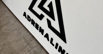 ADRENALINE FITNESS CLUB: чистый просторный зал с новыми тренажёрами, дружелюбным персоналом и фирменным высокобелковым кафе — открыт будни 7:00–22:00, выходные 8:00–21:00