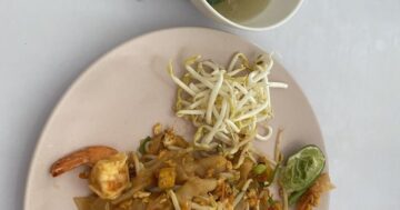 Они молчат о выгоде: в ก๋วยเตี๊ยวเรือคุณยาย подают суп по мотивам bak kut teh и pho и по цене, которая реально спасёт ваш бюджет