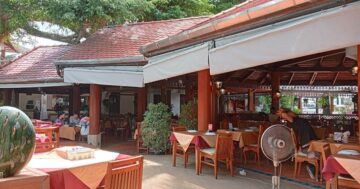 Nans’ Bar в Карон — маленький бар с по‑настоящему гостеприимным персоналом, где случайный визит превращается в дружеское празднование с танцами, играми и заботой