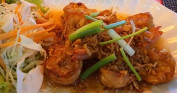 Hi Beach — бар у пляжа с непринуждённой атмосферой, приветливыми хозяевами и идеальным видом на проходящих мимо людей для неспешных вечеров