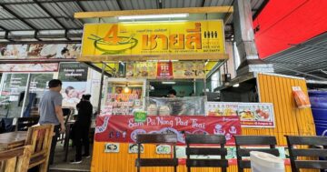 Saam Pii Nong Pad Thai — иногда божественная пад тай с хрустящей свиной корочкой и щедрыми порциями, иногда бесит из‑за непредсказуемых закрытий по субботам