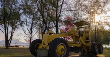 Tractor Swing в Пхукете — маленькая игровая инсталляция из старого трактора, обязательная для инстаграмных кадров и видов на горы и рудник