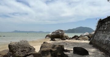 Правда о หาดกิ่งสาลิกา: пляж с грязной водой и мусором, исчезающий в сезон; частный доступ и ступеньки к берегу — когда ехать и как попасть