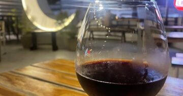 Почему Moon Rooftop Bar в центре Phuket Old Town — секретное место с лучшими закатными видами, недорогими коктейлями и живой музыкой