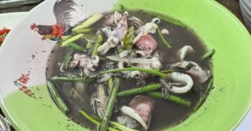 Я в ярости и в восхищении от тайского скрытого ресторана โกนันท์: еда острая и дешевая, вход найти словно квест, но это настоящее откровение для гурмана