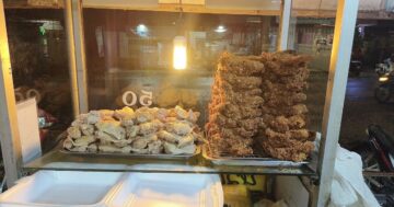 Ревущий восторг и злой комплимент в ресторане ร้านข้าวมันไก่ โกวิทย์ Rice Steamed With Chicken 鸡油饭 — щедрые порции, суп божественен, открыт до глубокой ночи, закрыт по вторникам