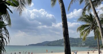 Patong Beach — оживлённый пляж для любителей ночной жизни, водных видов спорта и уличной еды; идеален для энергии и закатов, не для тишины
