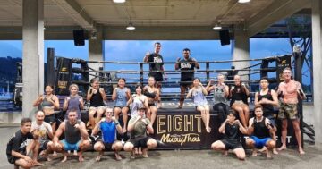 Eight Muay Thai Gym by Stay Fit — идеален для начинающих: опытные тренеры Chris и Sid, утренние классы 9:00–17:00, небольшие группы ограничивают спарринг