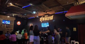 Сукнийом ณ ภูเก็ต — бар у аэропорта с оживлённой живой тайской музыкой по вечерам, поздним стартом шоу около девяти вечера и отличной корейско‑тайской кухней