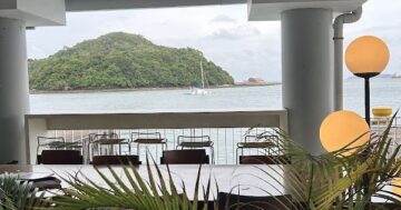 MOONSTo̲̲NE cafe over the Sea на пирсе — скрытая жемчужина с божественным кофе и фотозонами, но блин, голландез иногда превращает завтрак в соусный беспорядок