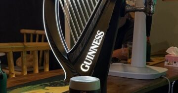 The Local Pub — Bangtao: лучшее пляжное место для заката в Бангтао с холодными напитками, комфортными сиденьями и дружелюбным персоналом