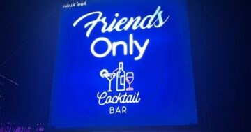 Friends Only Cocktail Bar — бар с незабываемой атмосферой вечеринки: живой диджей, отличные коктейли и весёлая публика для идеального вечера