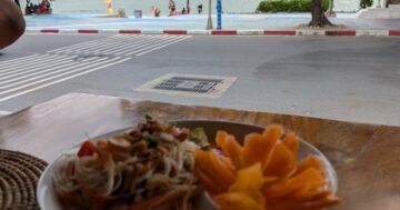 Plus Bar & Restaurant в Патонге: удобное пляжное место с дружелюбным персоналом, но еда и коктейли порой непостоянны, имейте в виду
