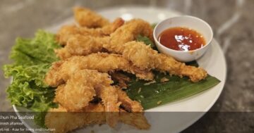 Khun Pha Seafood шокирует и восхищает: купил рыбу на рынке напротив, а хозяйка превращает простое в взрыв вкуса и тёплый хаос