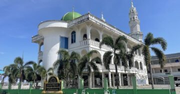 Masjid Nurul Yannah в Пхукете — крупный красивый масджид с прохладным мраморным полом и оживлённым уличным рынком у парковки